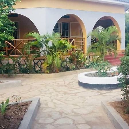 Lavic Country Resort Adjumani Екстер'єр фото