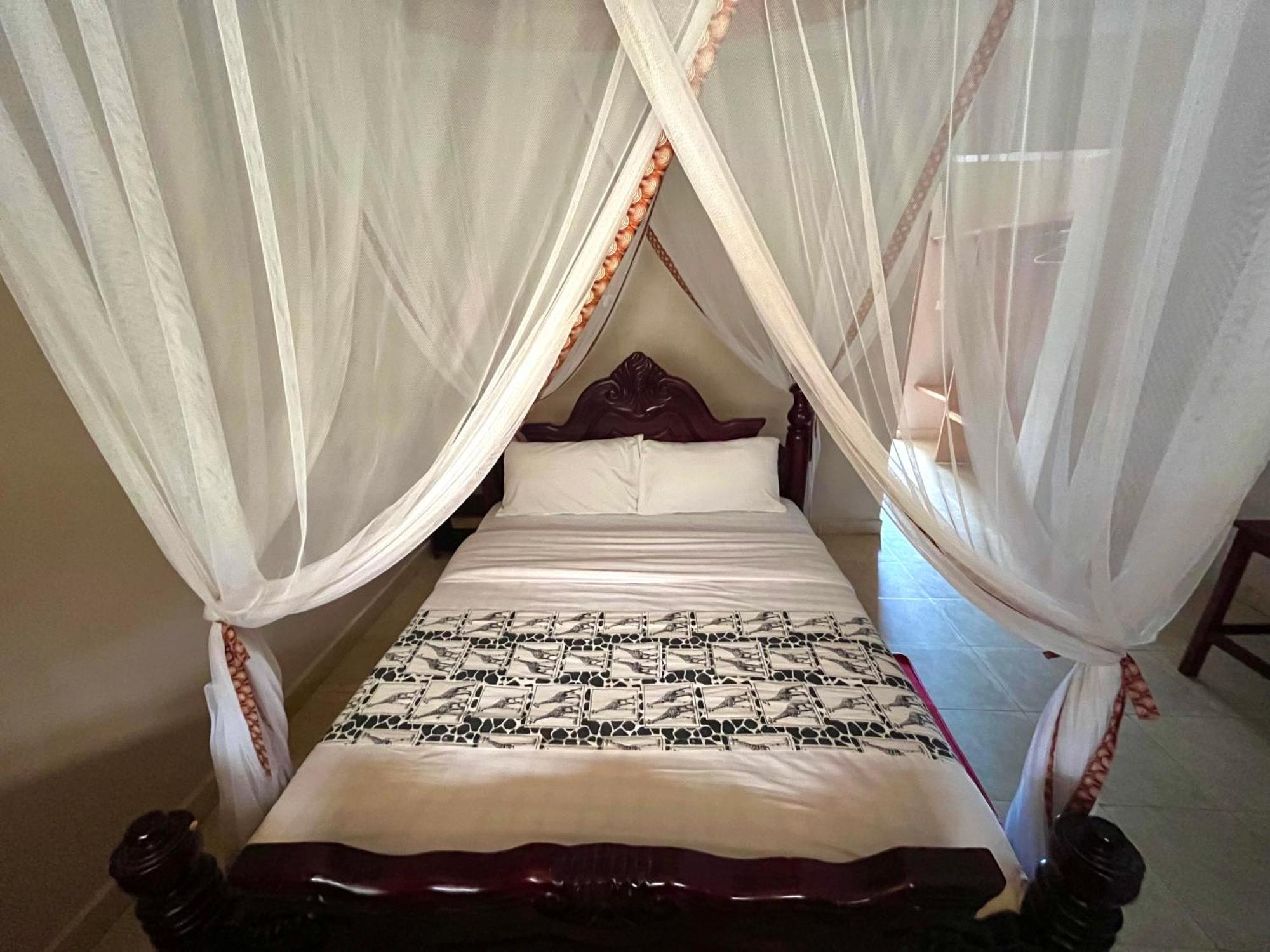 Lavic Country Resort Adjumani Екстер'єр фото