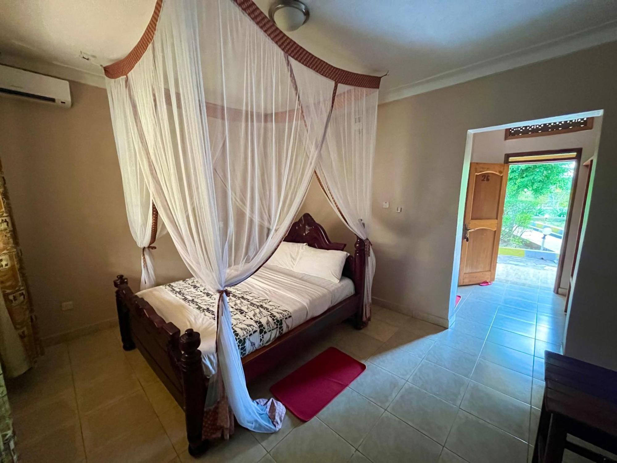 Lavic Country Resort Adjumani Екстер'єр фото