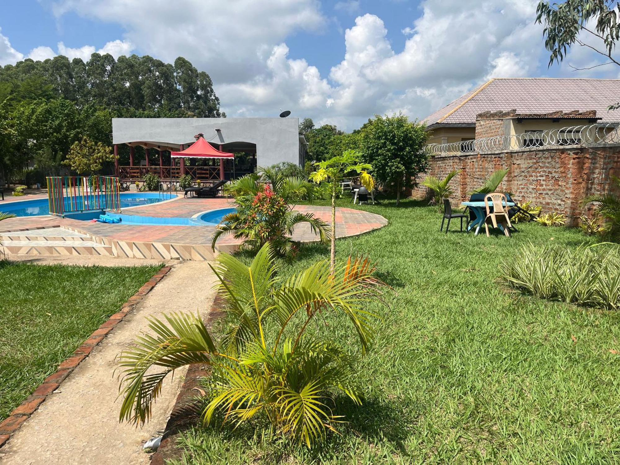 Lavic Country Resort Adjumani Екстер'єр фото