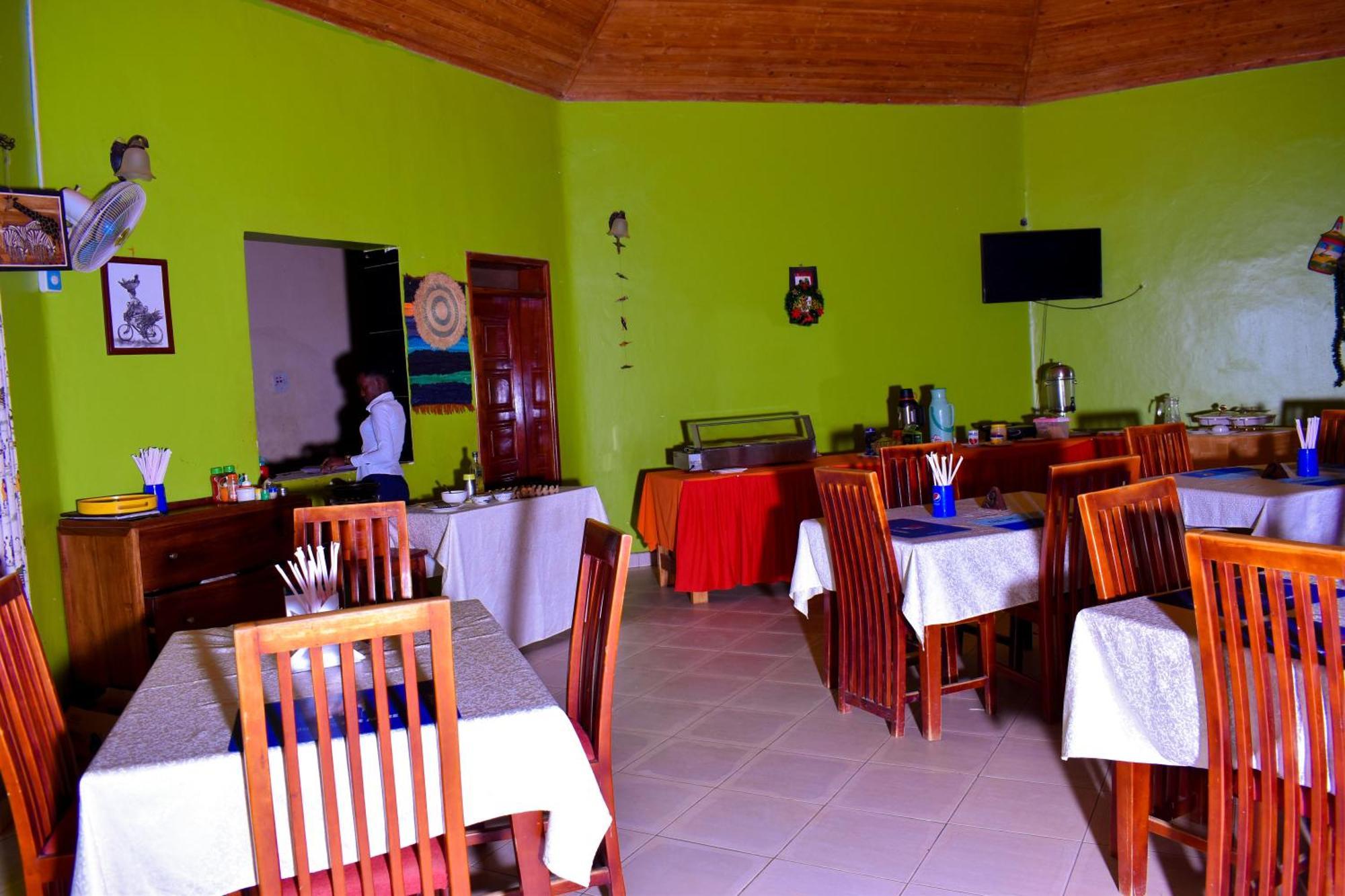 Lavic Country Resort Adjumani Екстер'єр фото