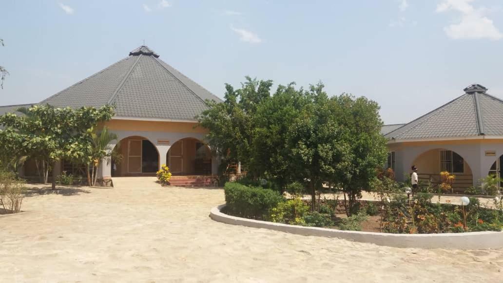 Lavic Country Resort Adjumani Екстер'єр фото