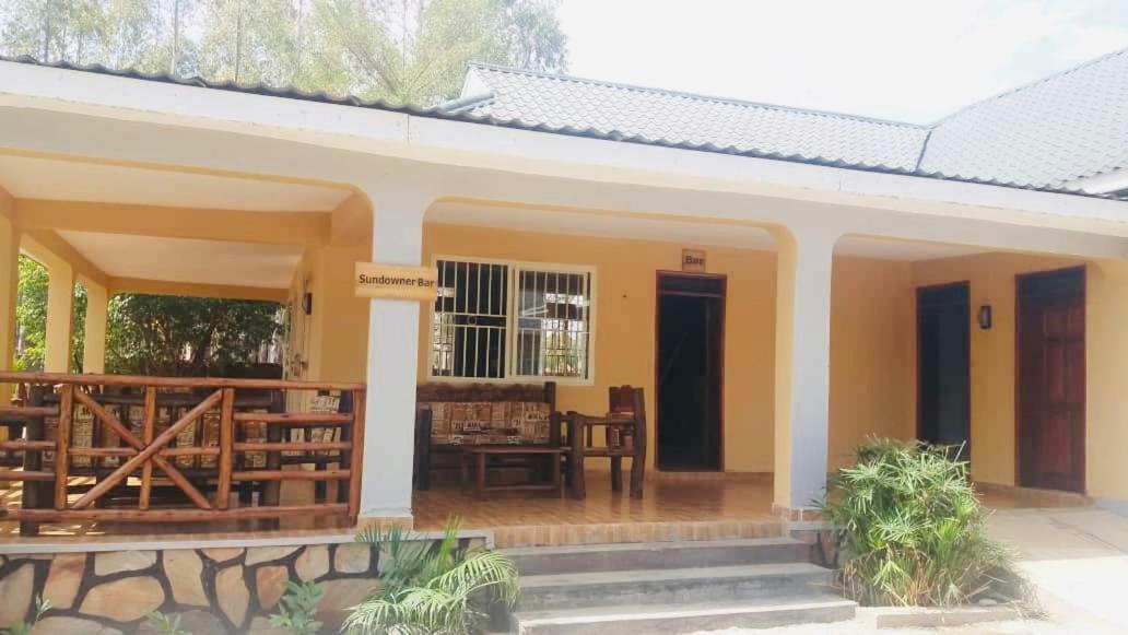 Lavic Country Resort Adjumani Екстер'єр фото