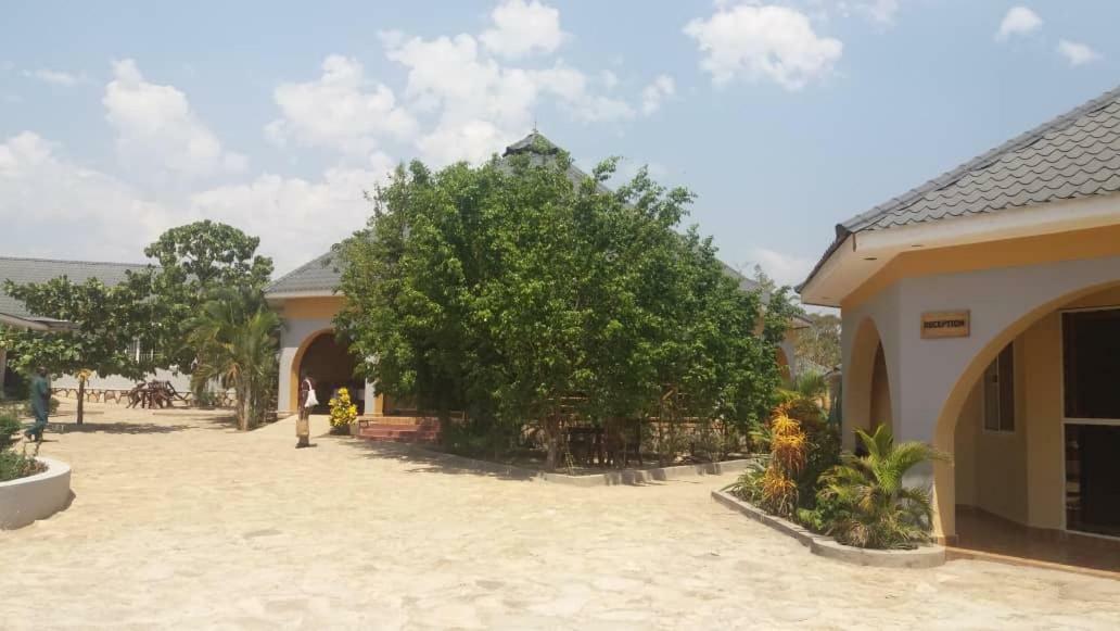 Lavic Country Resort Adjumani Екстер'єр фото