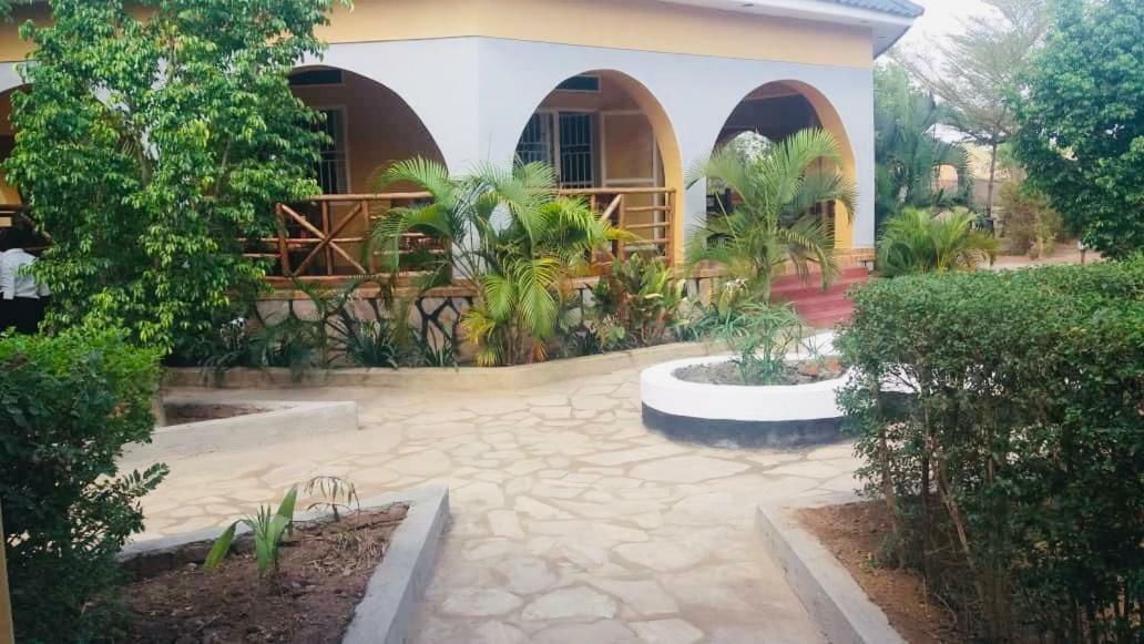 Lavic Country Resort Adjumani Екстер'єр фото